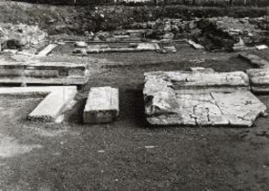 Βασιλική επισκόπου Ελπιδίου. Ο στυλοβάτης του φράγματος του πρεσβυτερίου κατά το στάδιον των εργασιών.