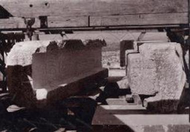 Προπύλαια. Η ανατολική πρόστασις. Ενίσχυσις διά σιδηροπαγούς δοκού των πλινθίδων του επιστυλίου του κεντρικού διακένου.