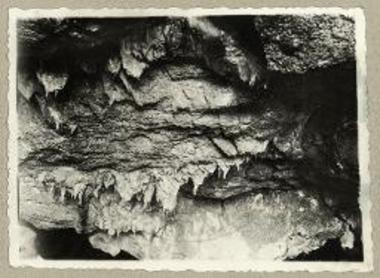 Σταλακτίται της οροφής του σπηλαίου της Ηρακλείτσας.