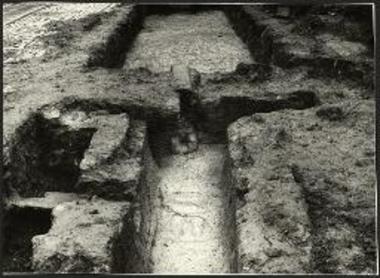 Το στόμιον εκκενώσεως της δεξαμενής εις σχήμα ανεστραμμένου Π και άνωθεν αυτού εκχειλιστήρ τραπεζοειδούς τομής.