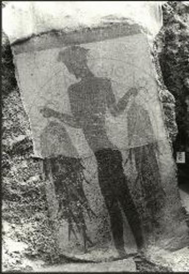 β) Η τοιχογραφία με τον ψαρά αρ. κατ. 22, όπως βρέθηκε κατά την ανασκαφή.