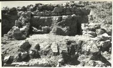 Ερείπια μεσοελλαδικών οικιών εκ της ακροπόλεως της Βραυρώνος.