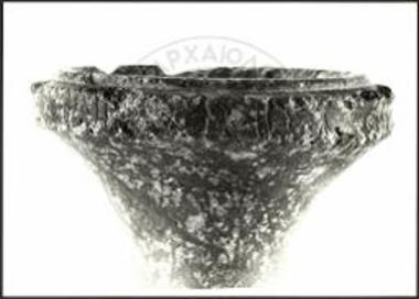 Ενεπίγραφη τράπεζα προσφορών από οφίτη.