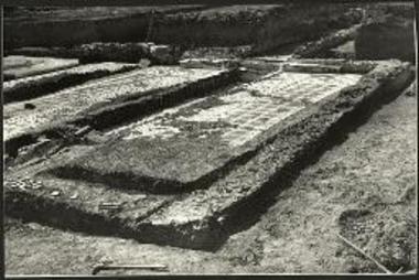 Το συγκρότημα της δεξαμενής (Α1-3) μετά της αύλακος ειρσοής και του αγωγού αποχετεύσεως.