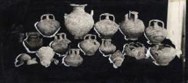 Νεκροταφείο θαλαμοειδών τάφων, ποικίλα υστερομυκηναϊκά αγγεία και θραύσματα υστεροελλαδικά.