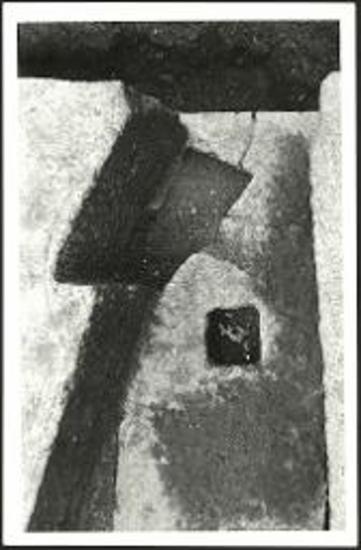 Τόρμος και εγκοπή εντός του τετάρτου οχετού προς στήριξιν οβελίσκου και πλίνθου.