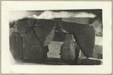 Τεμάχια κλαζομενίας σαρκοφάγου εκ της κάτω στενής πλευράς.