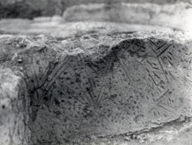 Διακοσμητικά μυστρίσματα επί της εξωτερικής όψεως του τοίχου της αψίδος.