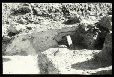 Μπρόνου 2. Τοίχος διατηρών εισέτι το κονίαμά του.