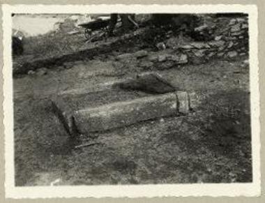 Τετράπλευρος κτιστή εστία (Ε) επί του δαπέδου του διαμερίσματος α΄του σχεδιαγράμματος.