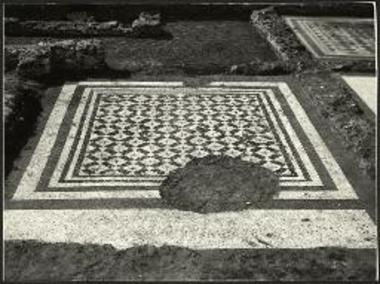 Το μωσαϊκόν δάπεδον Γ και περαιτέρω η βορειοανατολική γωνία στοάς.