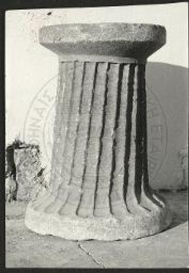 Βάσις αρχαίου περιρραντηρίου χρησιμοποιηθείσα προς στήριξιν λεκάνης αγιασμού.