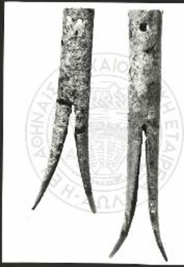 Δύο δυσερμήνευτα οστέινα αντικείμενα, ανευρεθέντα υπό τας ομάδας κρανίων ια΄και ιβ΄.