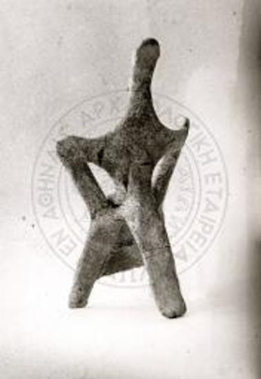 Tomb E/17. Enthroned plank figurine no. 5135. Back view.