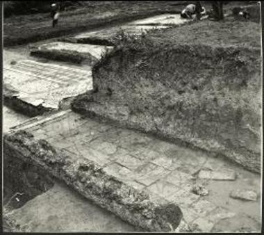 Η αύλαξ εισροής του ύδατος εις την δεξαμενήν από Βορειοδυσμών.