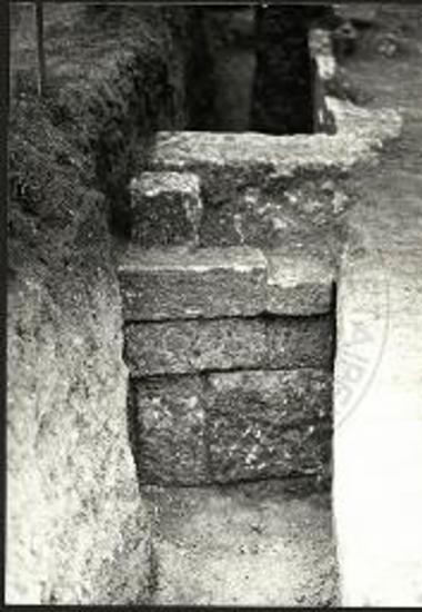 Χαλκιδική, Καλλιθέα. Ναός του Άμμωνος Διός. Άποψη από Ν κλίμακος ανόδου στα εδώλια του 