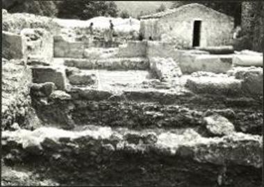 Βασιλική Γλυκέος. Τομή δυτικώς της εκκλησίας. Μερική άποψις (από Δ.).