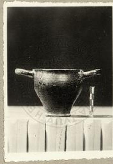 Δίωτος μελαμφαφής σκύφος εκ Καλαμίτσας.
