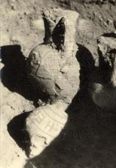 Κτερισμένος λακκοειδής με ταφή και τρία τεφροδόχα αγγεία.