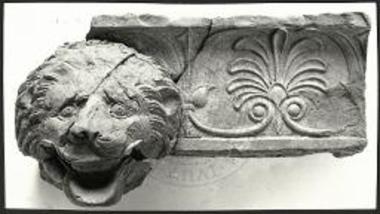 Νυμφαίον Ναούσης. Πηλίνη σίμη μετά λεοντοκεφαλής.