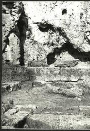 Νυμφαίον Ναούσης, λείψανα κατασκευών.