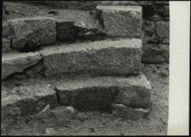 Αγ. Χαράλαμπος Μαρωνείας. Βαθμίδες συνθρόνου με ίχνη ορθομαρμάρωσης.