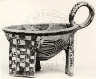 Το τριποδικόν κύπελλον από τον τάφον Ο.