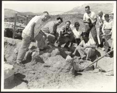 Ο Ι. Παπαδημητρίου, ο Γ. Μυλωνάς και ο Ι. Καραμήτρος με επισκεπτες  στην ανασκαφή του Ταφικού Κύκλου Β.