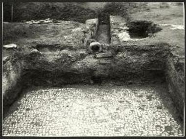 Το ανατολικόν άκρον της δεξαμενής από Δυσμών μετά της αποχετευτικής αύλακος.