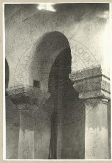 Τμήμα εσωτερικής κιονοστοιχίας τοξωτής της εκκλησίας του αγίου Νικολάου εν Δελβίνω.