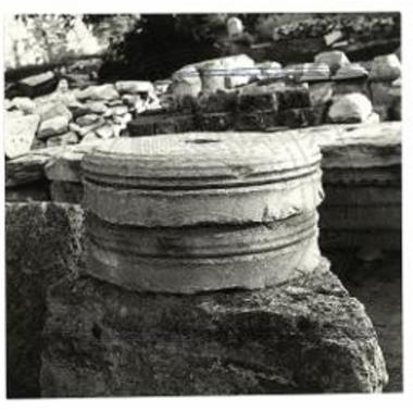 Βάσεις ιωνικών κιόνων από το ναό της Αρτέμιδος Αγροτέρας.