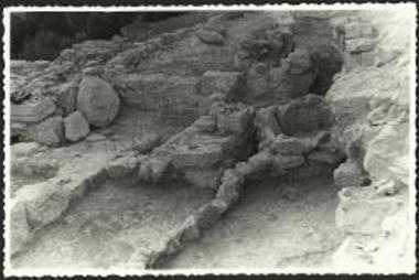 Ιδιόρρυθμος διάταξις του δωματίου Λ (με την σκάφην εις το βάθος) της μινωικής αγροικίας Ζου.