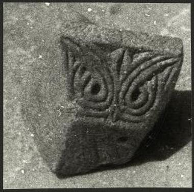 Ανασκαφή εις το Τηγάνι. Τεμάχιο γλυπτού.