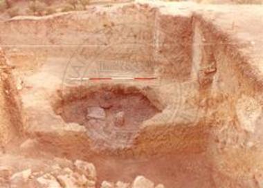 Ο λάκκος-εστία στην επίχωση του αρχαίου βωμού. Ο πυθμένας.