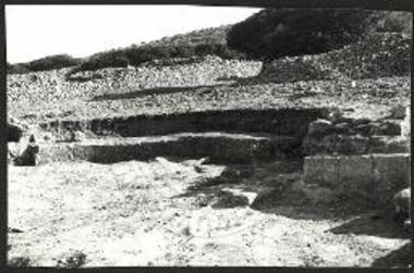 Άποψις της αψίδος του ιερού μετά την ανασκαφήν.