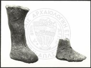 Πόδια ειδωλίων αντρικών μορφών.