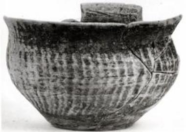 Ρούτση.  Εκ του θολωτού τάφου 1. Μόνωτον κύπελλον μετά μελανής διακοσμήσεως.