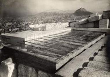 Προπύλαια. Κάλυψις των οροφών. Υάλινος στέγη άνωθεν της οροφής της ανατολικής προστάσεως.