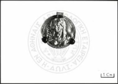 Χρυσό διάλιθο περίαπτο, 3ου π.Χ. αι., πρόσθια όψη.