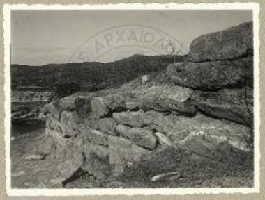 Εξωτερική όψις του περιβόλου εις το σημείον καμπής Π1 του σχεδιογραφήματος.