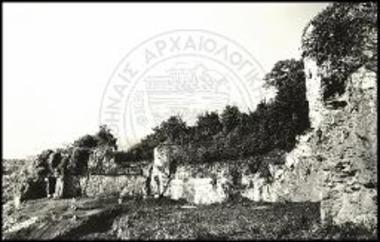 Τα καθαρισθέντα από της βλαστήσεως μέρη του λαξευτού βράχου, μεταξύ των σπηλαίων  υπ΄ αριθ. 1 και 2, άποψις από Βορειοανατολών.