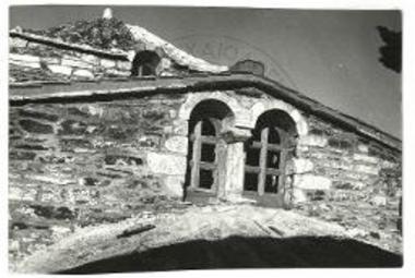 Το αποκατασταθέν δίλοβον παράθυρον υπεράνω της αψίδος του ιερού του Αγ.  Νικολάου.