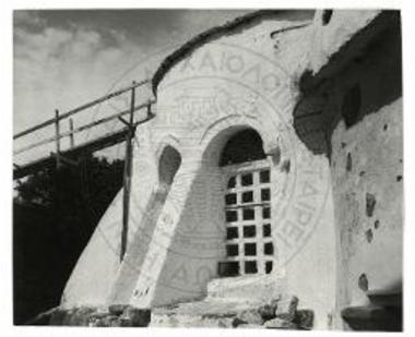 Η αψίς του ιερού του ναού της Καταπολιανής προ της κατεδαφίσεως των αντηρίδων και της αποκαταστάσεως του τριλόβου παραθύρου αυτής.