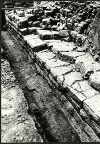 Ο αναλημματικός τοίχος M5 του ιερού.