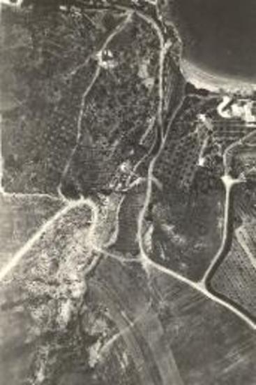 Περατή. Το νεκροταφείον. Αεροφωτογραφία της περιοχής Ερωτοσπηλιάς. Οι τάφοι διακρίνονται εις το άνω αριστερά μέρος της.