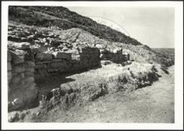 Τα δωμάτια Β και Α της Μινωικής αγροικίας Ζου, αποκοπέντα κατά την κατασκευήν της κοινοτικής οδού.