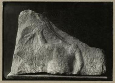 Ενεπίγραφον ανάγλυφον του Διός κεραυνούντος εκ Καισαρειάς του Αλιάκμονος.