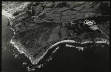 Αεροφωτογραφία παραλίας Αβδήρων. Διακρίνεται το ακρωτήριο Μπαλούστρα, το λιμάνι των Αβδήρων, τα ερείπια του οχυρωματικού περιβόλου Πολυστύλου και οι θέσεις των δύο ανασκαφικών τομέων Α και Β.