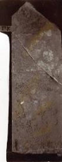 Στήλη εκ του τρίτου πύργου, ης αι γραπταί παραστάσεις μόλις διαφαίνονται, φωτογραφηθείσα ως ευρέθη πλήρης χωμάτων.