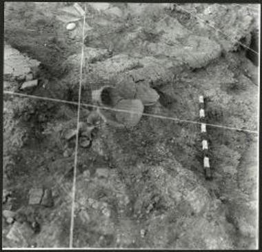 Κτίριο 4, Χώρος Γ. Πήλινο πόδιο ιπνού, αγγεία in situ.